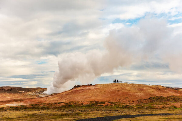 Gunnuhver Hot Springs впечатляющий пейзаж с паром из геотермальных горячих источников в Исландии, Рейкьянес