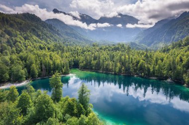 Gruner Dağı 'nın havası, Avusturya' nın Styria şehrinde açık bir sonbahar gününde yeşil göl.