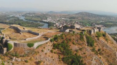 Shkoder 'deki Ortaçağ Rozafa Şatosu veya Shkoder Şatosu' nun hava panoramiği
