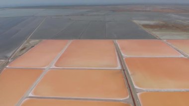 Arnavutluk 'taki kırmızı tuz üretim havuzlarının üzerindeki hava manzarası - izleme ve insansız hava aracı çekimi