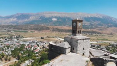 Arnavutluk 'taki Ortaçağ Cirokastra Şatosu ve kasabasının insansız hava aracı görüntüsü