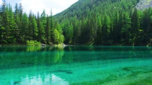 Gruner See Schöner Grüner Bergsee Mit Kristallklarem Wasser Frühling Gruner — Stockvideo