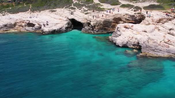 Vista Aérea Pessoas Nadando Relaxando Água Azul Croácia Mar Adriático — Vídeo de Stock