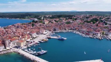 Eski Rovinj kasabasının yaz günü hava aracı panoraması, denizdeki ünlü antik Hırvat kenti. Istria, Hırvatistan.
