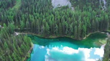 Gruner Havalimanı Bak, ilkbaharda kristal berrak su ile güzel yeşil alp gölü, Gruner See, Styria, Avusturya, Avrupa