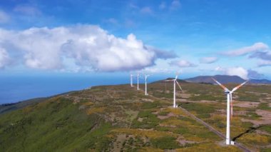 Havadan geniş rüzgar türbinleri sahada. Alternatif enerji kavramı. Madeira Adası