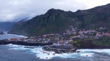Porto Moniz Madeira 'nın hava görüntüsü. Doğal lav yüzme havuzları, okyanus, küçük kasaba