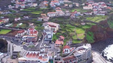 Porto Moniz Madeira 'nın hava görüntüsü. Doğal lav yüzme havuzları, okyanus, küçük kasaba