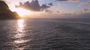 Okyanus ve Tenerife Kanarya Adası 'nın volkanik kayalıkları üzerinde gün batımı ışığı