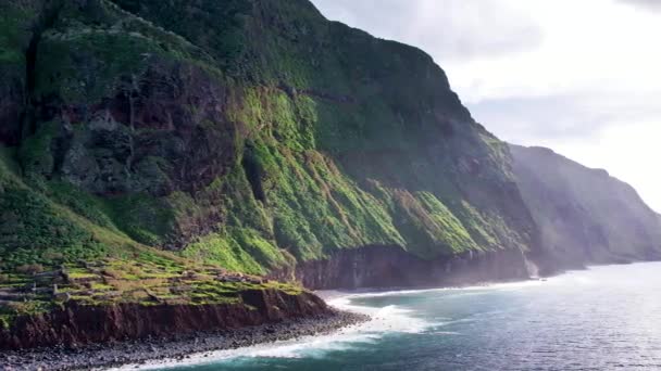 Madeira Szigetek Portugália Drónfelvételek Magas Szikláról Óceán Felett Esős Szeles — Stock videók