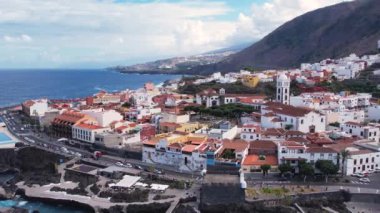 Renkli evleri olan Garachico şehir merkezinin sabah hava manzarası. Tenerife, Canary 'deki eski Garachico kasabası. Okyanus kıyısı ve lav havuzları. Popüler turizm merkezi, Kanarya İncisi