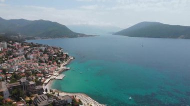 Herceg Novi 'nin merkezi ve denizi Boka Kotor Körfezi' ndeki bir sahil şehri. Karadağ, lüks tatil beldesi, Adriyatik ve Akdeniz bölgesinin tatil beldeleri.