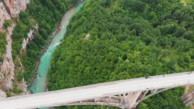 Karadağ 'daki Tara Nehri Kanyonu üzerindeki Curdjevica Köprüsü Havalimanı. Grerat turistik cazibesi ve eşsiz mimari yapı