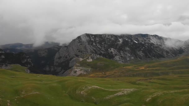 Yağmurlu Havada Yeşil Dağların Havadan Görünüşü Dramatik Bulutlar Durmitor Karadağ — Stok video