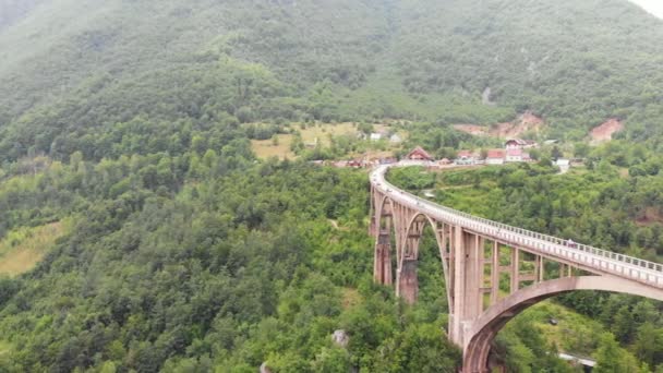 Flygfoto Djurdjevica Bridge Över Tara River Canyon Montenegro Grerat Turistattraktion — Stockvideo