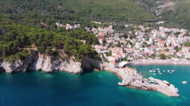 Adriyatik Denizi kıyısındaki eski ve modern Petrovac 'ın havadan görünüşü. Karadağ turizm ve popüler deniz tatil beldesi merkezi.
