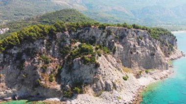 Mavi deniz yüzeyinde ve küçük adalarda insansız hava aracı uçuşu. Yukarıdan aşağıya drone atış perspektifi.