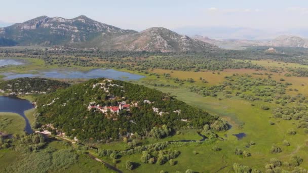 스카다르 호수에 수도원 Kom 몬테네그로의 세르비아 정교회 수도원 몬테네그로의 — 비디오