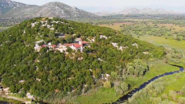 斯卡达湖中的科姆修道院黑山的塞尔维亚东正教修道院 黑山的宗教和旅游景点 — 图库视频影像