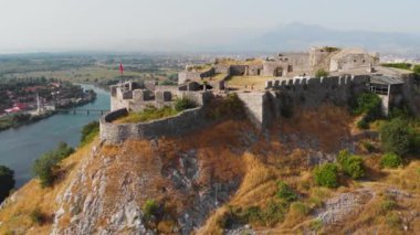 Shkoder 'deki Ortaçağ Rozafa Şatosu veya Shkoder Şatosu' nun hava panoramiği