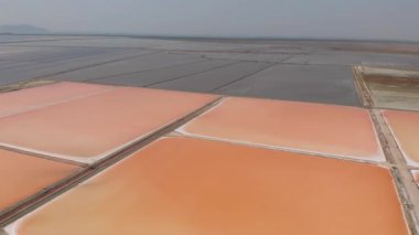 Arnavutluk 'taki kırmızı tuz üretim havuzlarının üzerindeki hava manzarası - izleme ve insansız hava aracı çekimi
