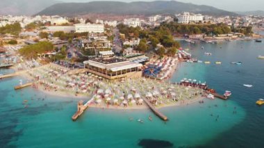 Arnavutluk 'un Ksamil sahilinin gök mavisi İyonik denizi zarif otel ve plajlarıyla süslenmiş inanılmaz yarımada