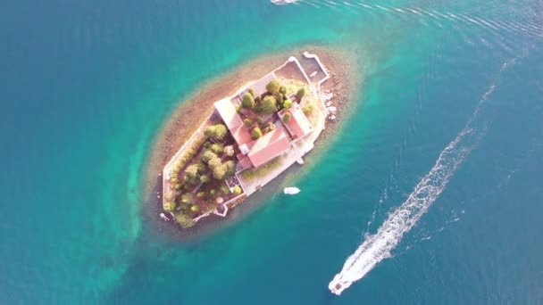 Vista Aérea Del Dron Pequeña Isla Mar Con Iglesia Lady — Vídeo de stock