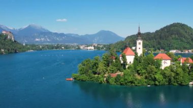 Slovenya, Bled Gölü 'nde Meryem' in Hacı Kilisesi. Yazın mavi göl ve arka planda dağlar. Yörünge atışı.
