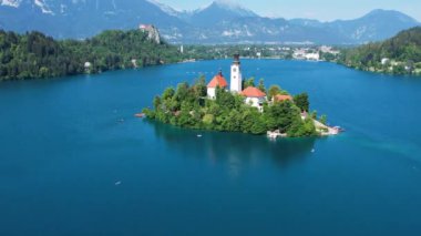 Slovenya, Bled Gölü 'nde Meryem' in Hacı Kilisesi. Yazın mavi göl ve arka planda dağlar. Yörünge atışı.