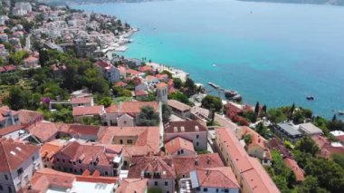 Herceg Novi 'nin merkezi ve denizi Boka Kotor Körfezi' ndeki bir sahil şehri. Karadağ 'ın tatil beldeleri
