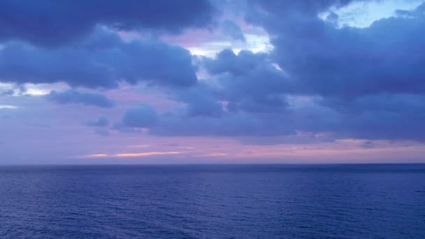 Εναέρια Drone Πετούν Πάνω Από Την Ανοιχτή Θάλασσα Ηλιοβασίλεμα Στην — Αρχείο Βίντεο
