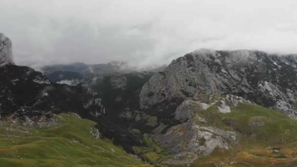 Αεροφωτογραφία Πράσινων Βουνών Βροχερές Καιρικές Συνθήκες Και Δραματικό Cloudscape Durmitor — Αρχείο Βίντεο