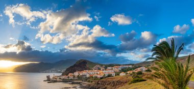 Geleneksel tatil köyü Ponta de Sao Lourenco yarımadasında gün batımı. Madeira Adası Portekiz.