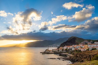 Geleneksel tatil köyü Ponta de Sao Lourenco yarımadasında gün batımı. Madeira Adası Portekiz.