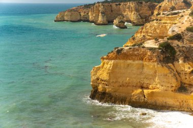 Doğal mağaralar ve plaj, Algarve Portekiz. Algarve bölgesindeki Portekiz kıyılarında yedi sarkık vadi ve turkuaz deniz suyunun kayalık kemerleri.