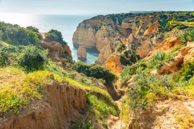 Doğal mağaralar ve plaj, Algarve Portekiz. Algarve bölgesindeki Portekiz kıyılarında yedi sarkık vadi ve turkuaz deniz suyunun kayalık kemerleri.