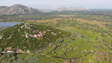 Skadar Gölü 'ndeki Kom Manastırı. Karadağ 'daki Sırp Ortodoks manastırı. Karadağ 'ın dini ve turistik cazibesi.