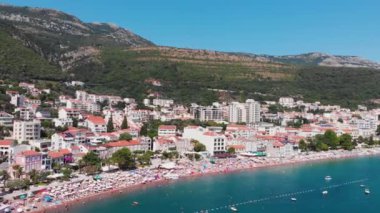 Adriyatik Denizi kıyısındaki eski ve modern Petrovac 'ın havadan görünüşü. Karadağ turizm ve popüler deniz tatil beldesi merkezi.