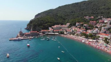 Adriyatik Denizi kıyısındaki eski ve modern Petrovac 'ın havadan görünüşü. Karadağ turizm ve popüler deniz tatil beldesi merkezi.