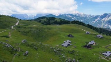 Slovenya 'daki Velika Planina alp köyünün havadan görünüşü. Dağlarda tarihi evleri olan Alpler 'in doğa manzarası