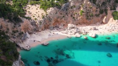 Kosta Smeralda, Sardegna 'nın Orosei Körfezi' ndeki Cala Goloritze 'de hava aracı görüntüsü. Sıcak turkuaz deniz, küçük plaj ve Sardunya adasında yeşil dağları olan tekneler..