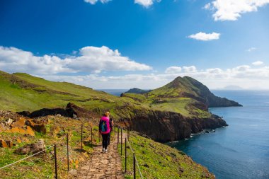 Ponta de Sao Lourenco Madeira Portekiz 'de yürüyüş yapan turistler. Yeşil arazi kayalıkları ve Atlantik Okyanusu. Gündüz, seyahat arkaplanı
