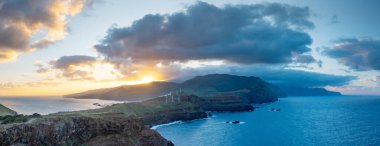 Ponta de Sao Lourenco Madeira Portekiz 'de gün batımı. Yeşil manzara, uçurumlar ve Atlantik Okyanusu manzaralı bir dağ manzarası. Seyahat arkaplanı