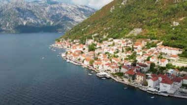 Perast Resort ve Boka Kotor Körfezi 'nin otantik mimarisinin hava aracı görüntüsü. Karadağ.