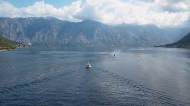 Kotor Körfezi veya Boka Kotorska 'nın havadan panoramik görüntüsü. Adriyatik Denizi üzerindeki Karadağ turizm beldesi
