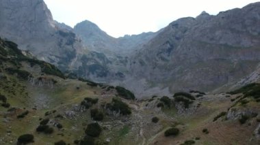 Karadağ 'ın Durmitor Ulusal Parkı' ndaki dağların insansız hava aracı görüntüsü