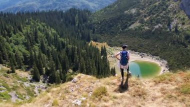 Drone 'dan Durmitor dağlarının tepesindeki sportif kadına. Spor, zafer, başarılar, sağlıklı yaşam tarzı
