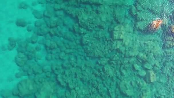 Abstraktní Pozadí Hlubokých Mořských Vln Kamenů Vlnění Vody Ponořit Čistého — Stock video