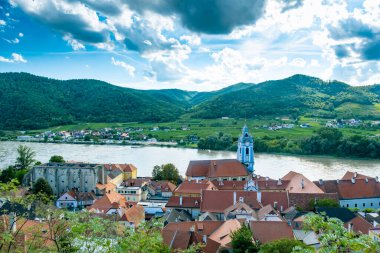 Aşağı Avusturya 'daki Duernstein köyü yakınlarında Tuna Nehri ile Wachau Vadisi' nin Panorama 'sı. Geleneksel şarap ve turizm bölgesi, Tuna gezileri.