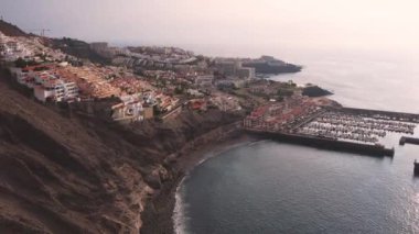 Los Gigantes 'in ve Tenerife Adası' ndaki turist beldesinin uçurumları. Volkanik kayalar, okyanus, köy ve yat limanındaki oteller. Kanarya adasının simgesi.